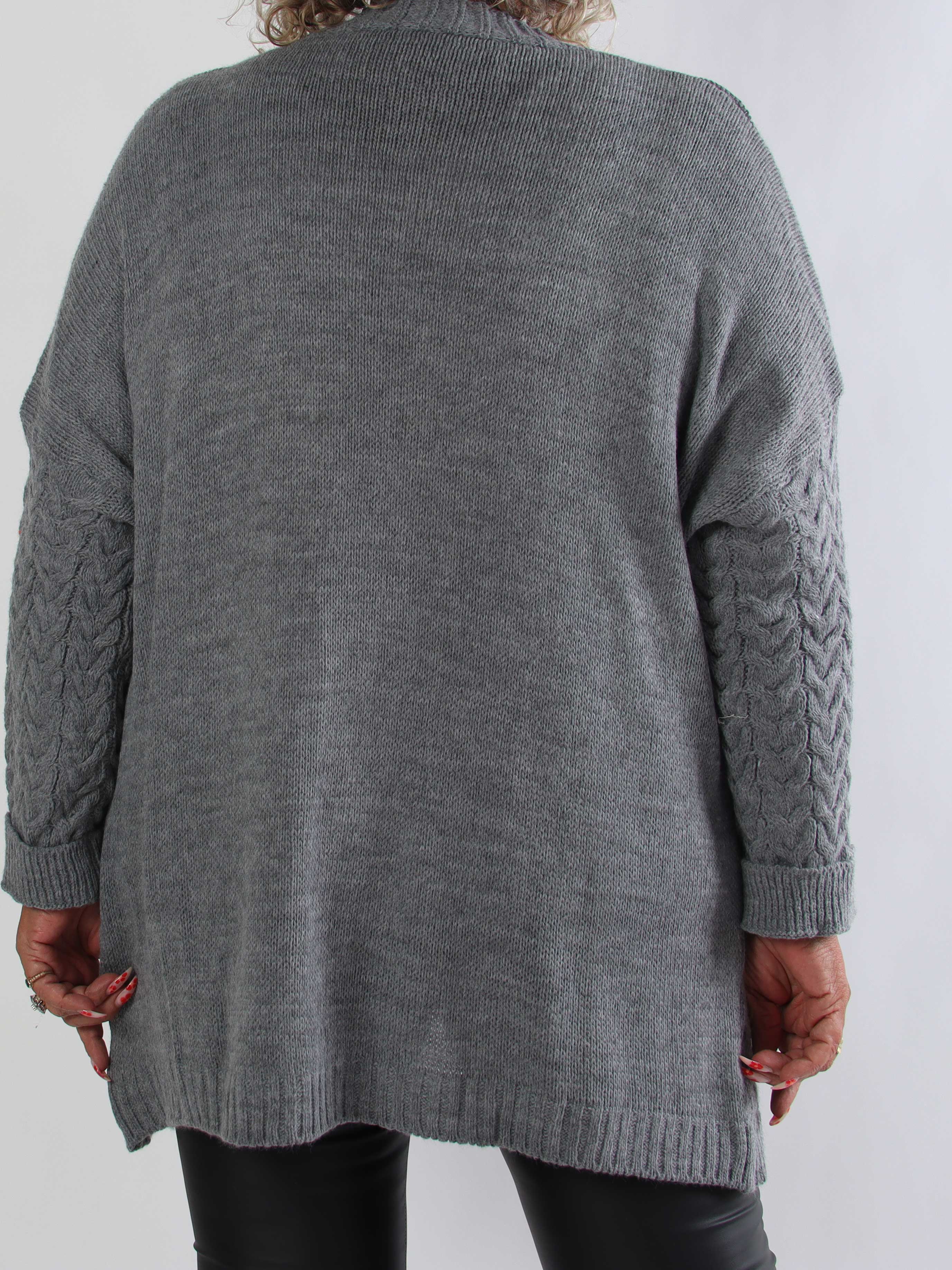 Gladys - Plus size strikcardigan i klassisk kabelstrik med fine træknapper